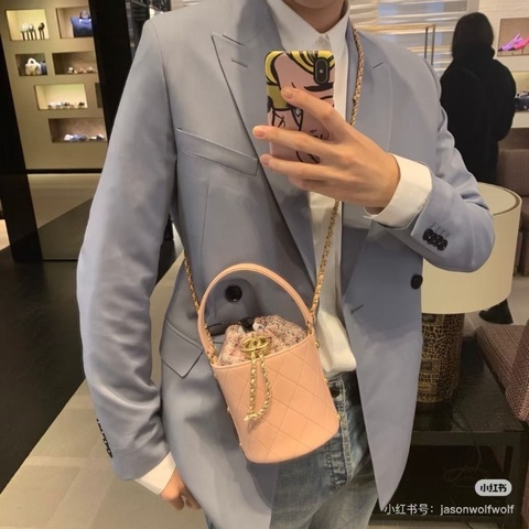 Chanel 毛呢抽繩水桶包 櫻花粉 金扣 牛皮12*12*12  9新 配件塵袋