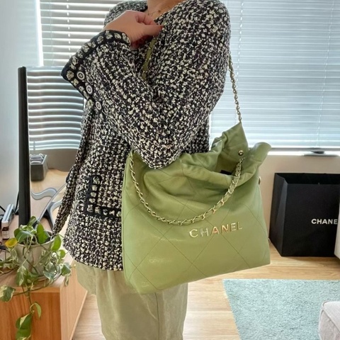 Chanel 22bag小號 芯片款 酪梨綠金扣 荔枝皮 30*29*8  95新 配件子袋 塵袋