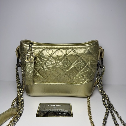 99新CHANEL/香奈兒 金色 菱格紋 流浪包 小號 單肩斜挎包 附件:身份卡 尺寸約20×8×16cm 。