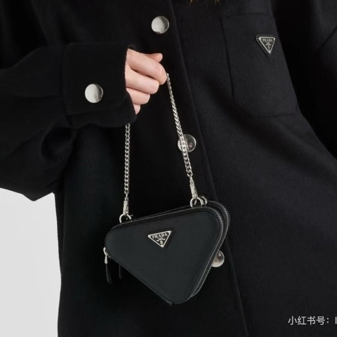 Prada 三角形斜背包 黑色 銀扣 15*12*4 95新 配件肩帶 鏈條 塵袋
