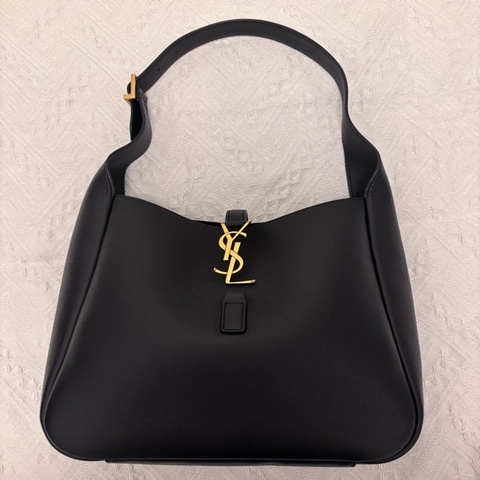 YSL LE 5 À 7小型粒面皮革柔軟手袋 Small