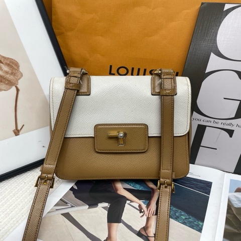98❤️PRADA/普拉達 白拼棕金扣相機包  尺寸:18*5*18