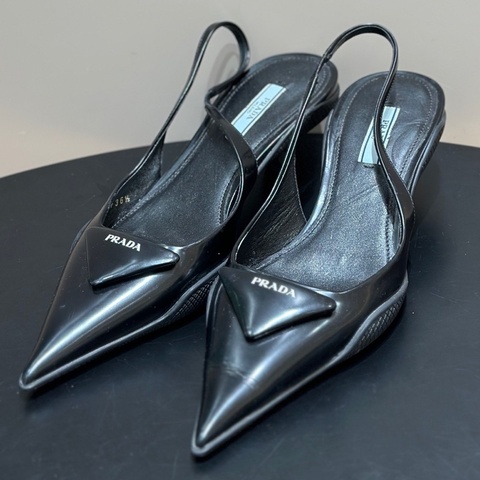 Prada/普拉達 黑色 三角標 小貓跟高跟鞋 尖頭高跟加橡膠底 尺碼：36.5