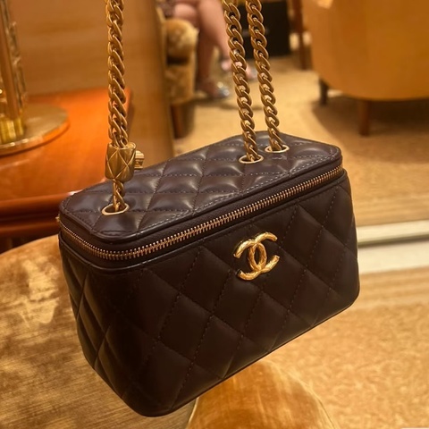 CHANEL香奈兒經典菱格紋咖啡金釦調節長盒子化粧包