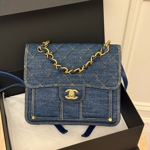 ✨Chanel 香奈兒 23S 藍色丹寧牛仔 郵差包雙肩包 金扣 附件：塵袋