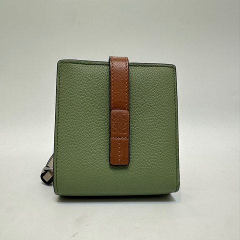 Loewe 牛油果綠8卡ㄇ拉零錢袋對釦短夾