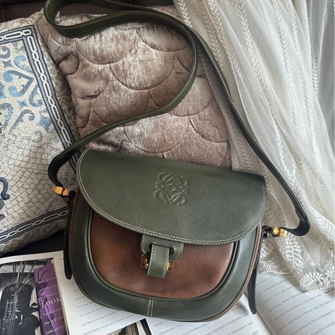 羅意威 馬鞍包 孤品  綠色 啡色 皮革 斜背包 側背包  水桶包 學院風 中古包包 側肩包 水桶包 復古包 古董包 復古風 拼色  腋下包  經典款 手袋  斜挎包 孭背包 單肩包古董包 斜背包vintage loewe green brown bag