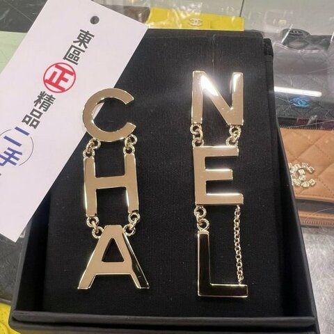 東區正精品㊣ CHANEL AB1441 金色英文字母不對稱垂墜針式耳環RZ6488
