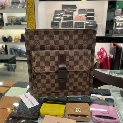東區正精品㊣LV 咖啡色棋盤格釦子拉鍊扁包斜背包肩背包 RZ6491