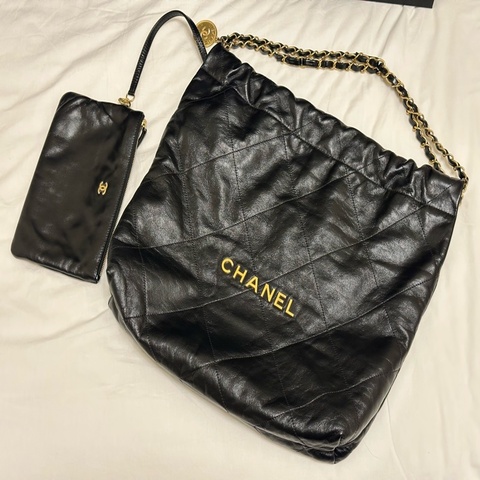 CHANEL 22 Bag 中號｜黑色亮面小牛皮｜未使用收藏狀態｜附盒&購證｜晶片款
