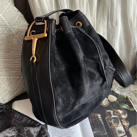 古馳 馬銜扣 斜背包 水桶包 馬蹄扣 斜挎包 側背包 中古包包 側肩包 復古包 古董包 復古風 老花 歐美網紅最愛  腋下包  經典款 手袋 包 單肩包古董包 gucci horsebit bag black bucket bag suede leather