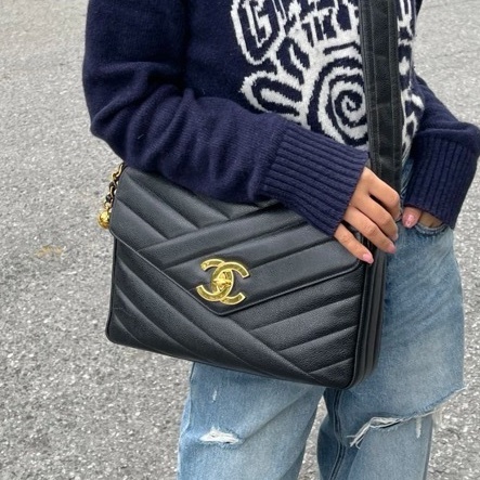 💎Chanel香奈兒｜vintage中古貝嫂相機寬肩帶斜挎包｜黑金荔枝牛皮｜98新｜保卡3開