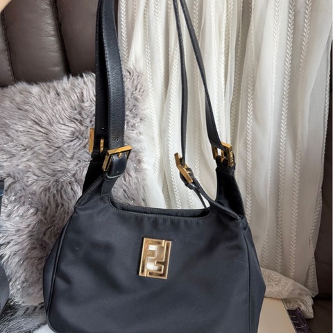 芬迪 黑色 黑色尼龍 腋下包 側背包 包 Fendi 復古包 古董包 中古包包 黑色 法棍包 fendi Mamma Baguette black bag 中古包