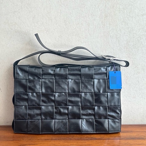 BV葆蝶家cassette編織格 紙感牛皮黑銀三角標 四十格 斜挎包 36*5*22cm