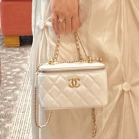 💎Chanel香奈兒｜24C白色雙金珠化妝包盒子包｜98新芯片款