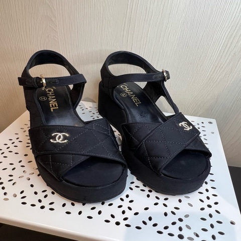 Chanel 黑色交叉菱格紋涼鞋