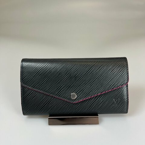 LV M64322 黑拚粉水波紋信封長夾