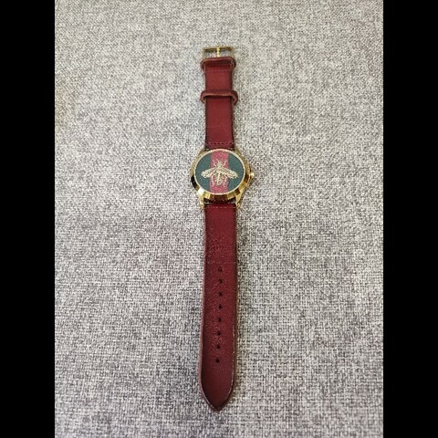Gucci bee 刺繡金色蜜蜂 綠紅綠織帶面盤 金色錶框 酒紅皮錶帶 石英錶 手錶 金錶 約40mm  錶況良好已經無電沒在行走 便宜出清