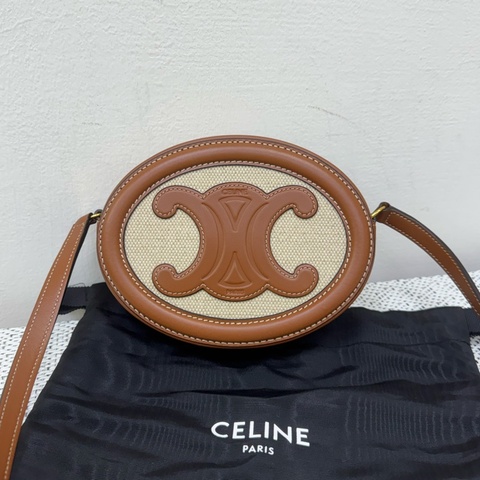 Celine藤編拚咖牛皮金釦皮標斜背月餅斜背包