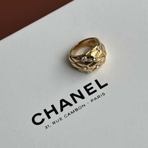 25P 新款::CHANEL:: 2026 ABH278 春夏前導系列 經典COCO CRUSH 元素菱格紋 細鑽金色戒指 50號