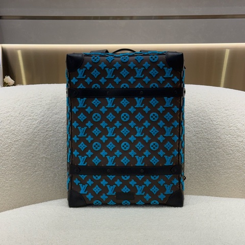 LV 限量繡款 Soft Trunk 雙肩後背包