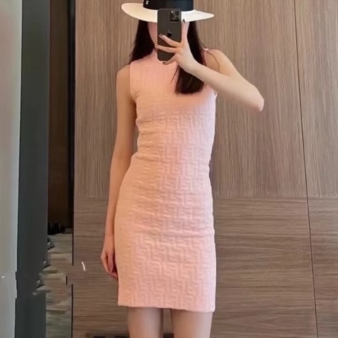 FENDI芬迪櫻花粉浮雕LOGO滿版無䄂連身裙👗全新品有掛牌