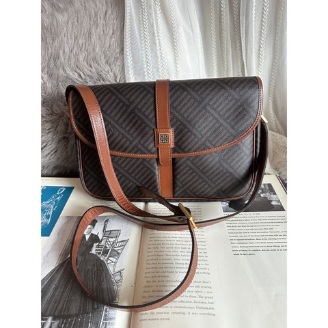 紀梵希 Givenchy Vintage古董 絕版 斜背包 單肩包 斜挎包 日本中古 經典老花翻蓋斜背包 男女合用通勤包