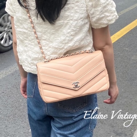 💎Chanel｜香奈兒銀扣V紋單肩斜挎口蓋包奶茶色/裸色｜98新