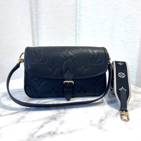 LV 黑牛皮壓紋金釦Diane肩斜背包M46386