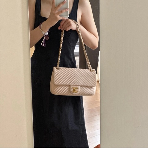 Chanel  米色金扣v紋鏈條cf機場單肩包 18開 尺寸：25*15*6