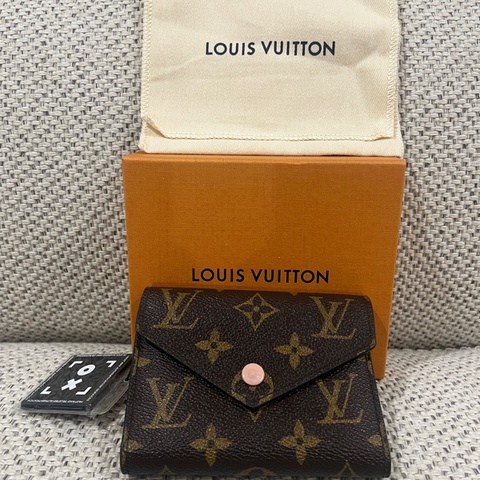 Louis Vuitton 路易威登 LV Victorine 短夾 經典紋配芭蕾粉 粉色豆豆釦