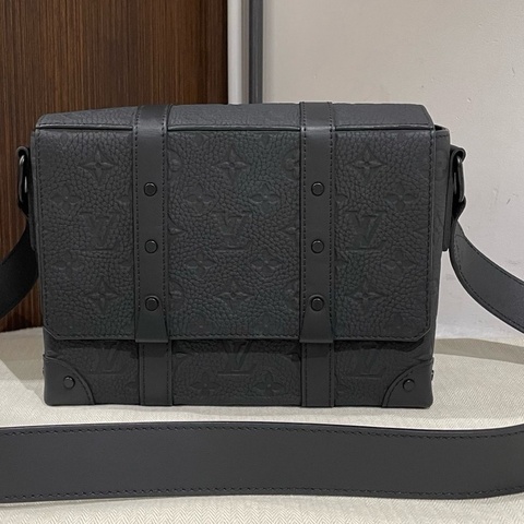 Louis Vuitton 路易威登 Trunk 黑色全皮郵差包，壓紋牛皮磁吸翻蓋 芯片款