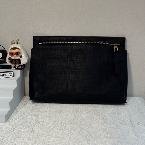 LOEWEv羅意威 全皮黑色手拿包 包身輕容量大