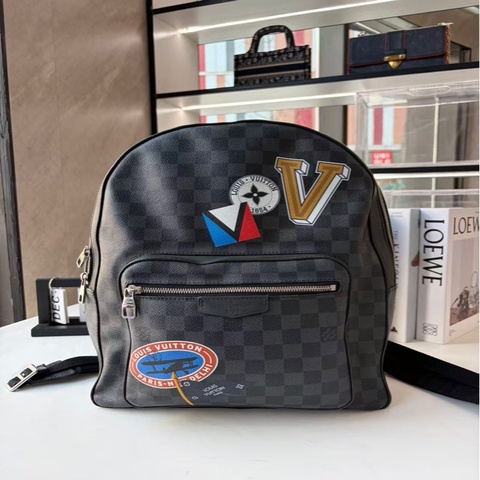 LOUIS VUITTON 路易威登  限量版黑棋盤格塗鴉款  經典格紋配徽章圖案 雙肩包