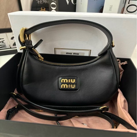 Miumiu繆繆新款黑金hobo腋下包 芯片款