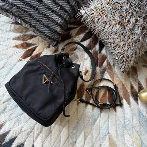 PRADA 尼龍水桶包 黑色