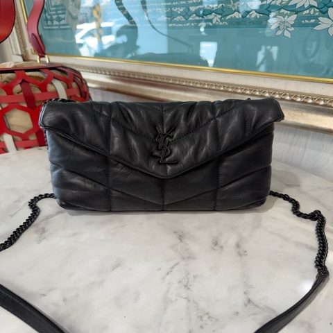 YSL 黑羊皮V型紋Puffer Toy黑釦下蓋肩斜背泡芙包