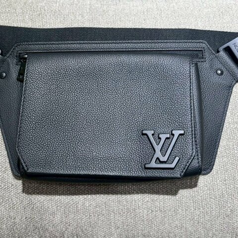 LV 黑牛皮斜揹腰包 晶片款