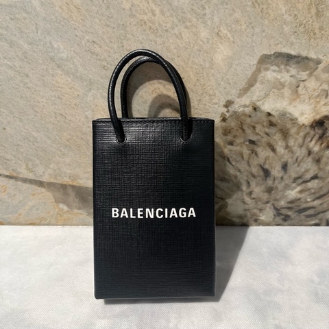 Balenciga 黑牛皮白字手機斜背包