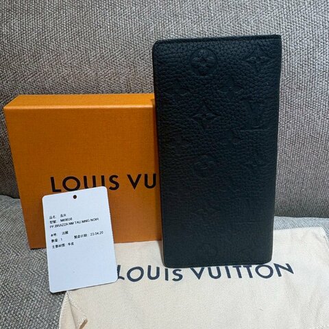 LV Brazza 黑色壓紋對開長夾 晶片款