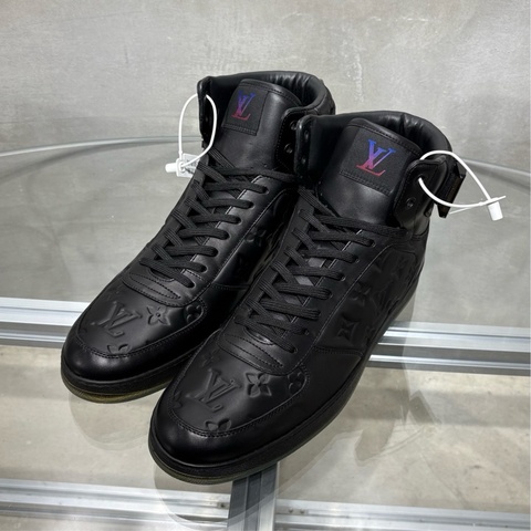 Louis Vuitton/路易威登 LV  Rivoli 黑色浮雕老花 高幫板鞋 43碼 全新原盒