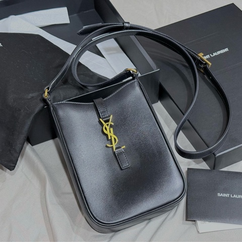 YSL ｜Saint Laurent｜LE 5 A 7 小牛皮斜背手機包