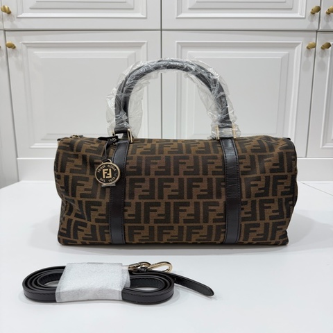 《仙闆名牌精品》FENDI 老花 波士頓包 手提包 斜背包 肩背包 側背包