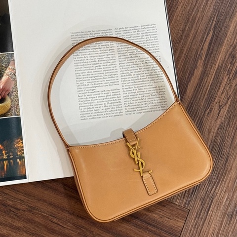 YSL 710318 膚色LE5A7 腋下包