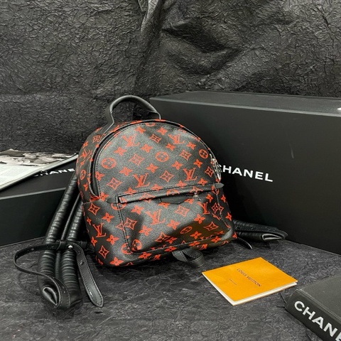 LV 黑皮紅老花palm spring 小號限量版雙肩包 尺寸約21cm×30cm。