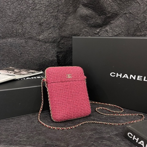 Chanel 玫紅色編織膠囊盒子手機鏈條包 22開 約20cm×12cm。
