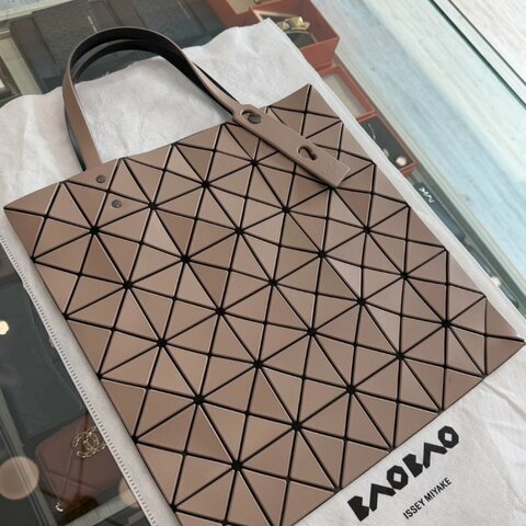 三宅一生 BAOBAO lssey Miyake Lucent 霧感6X6手提包 奶茶色