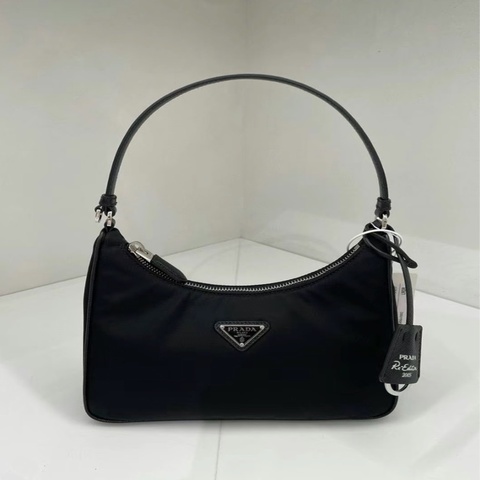 「JL精品代購」98新 PRADA Re-Edition2005黑色尼龍hobo腋下包