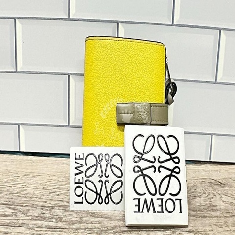 ~~趴趴小舖～～LOEWE經典LOGO牛皮釦式L拉鍊零錢短夾 （2606014199）配件齊，附鑑定證明