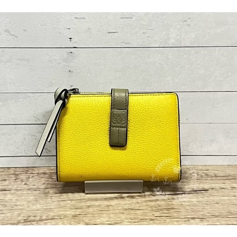 ~~趴趴小舖～～LOEWE經典LOGO牛皮釦式L拉鍊零錢短夾 （2606014199）配件齊，附鑑定證明